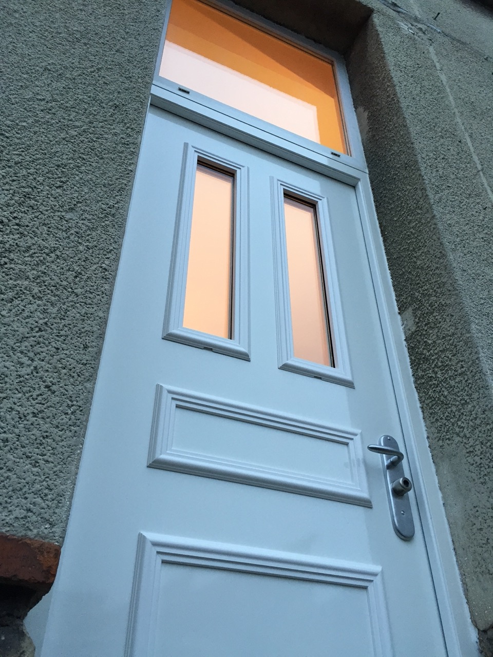 Porte blindée Fichet Forstyl vitrée avec imposte posée sur une maison à Reims